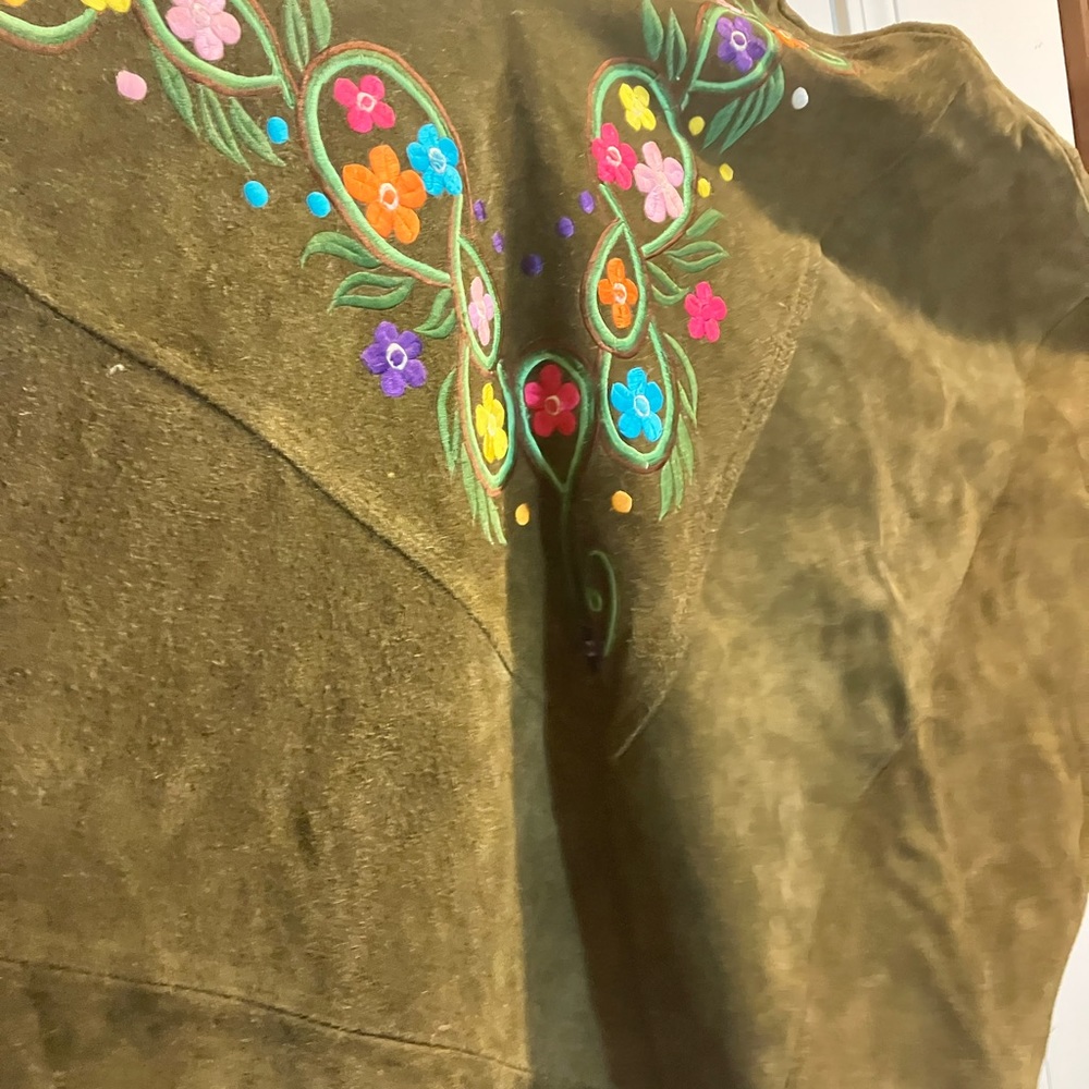 Vintage Sears & Roebuck olive green poncho with beautiful embroidered flowers - Picture 2 of 5